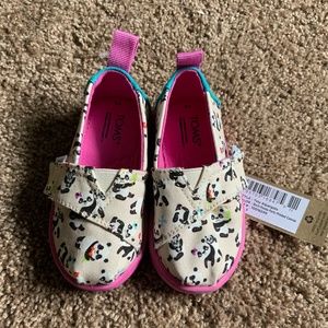 NWT Tom’s infant slip ons